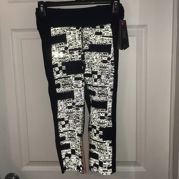 NWT Under Armour Glow Reflective Leggings - Picture 6 of 9
